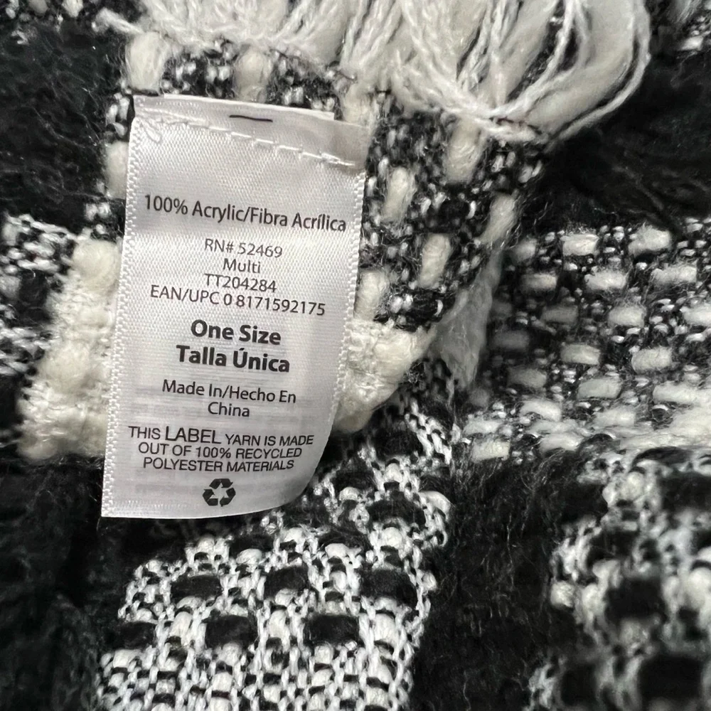 🆕 Buffalo plaid ivory white & black fringe scarf one size